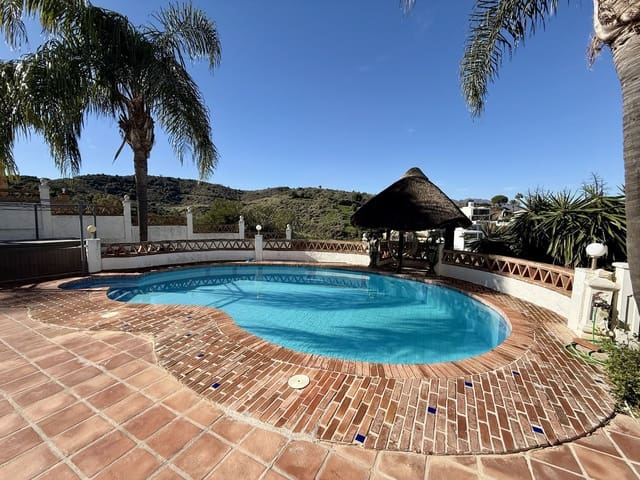 4 soveværelse Villa til salg i Mijas Costa, Mijas med swimmingpool - € 749.000 (Ref: 10153379)