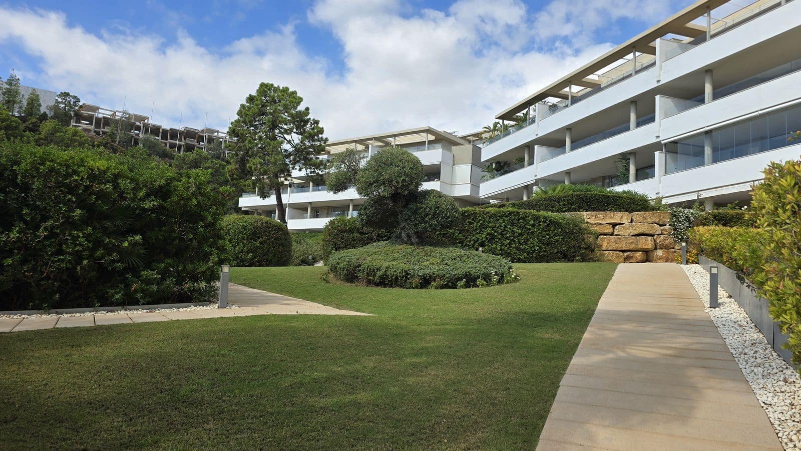3 bedroom Apartment for sale in Benahavis with pool - € 695,000 (Ref: 10153388)