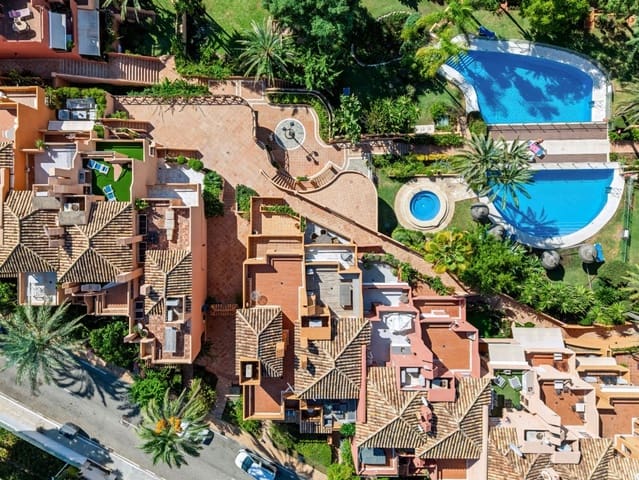3 chambre Maison de Ville à vendre à Nueva Andalucia, Marbella avec piscine garage - 980 000 € (Ref: 10153391)