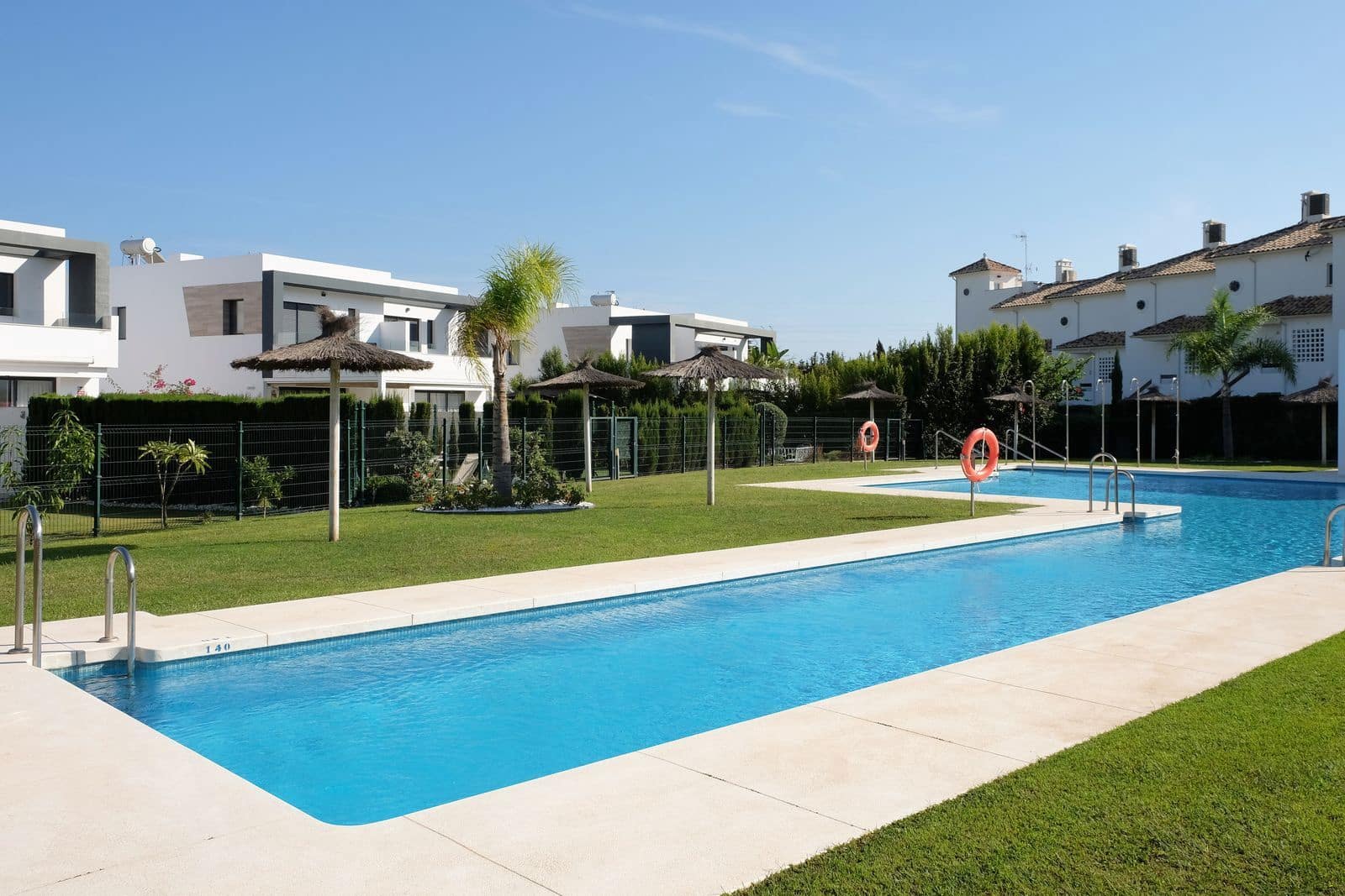 3 sypialnia Dom blizniak na sprzedaż w Estepona z basenem garażem - 955 000 € (Ref: 10153405)