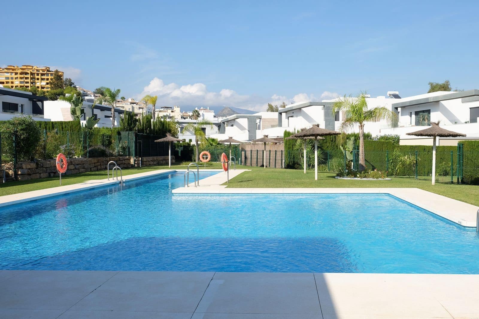 3 sypialnia Dom blizniak na sprzedaż w Estepona z basenem garażem - 955 000 € (Ref: 10153405)
