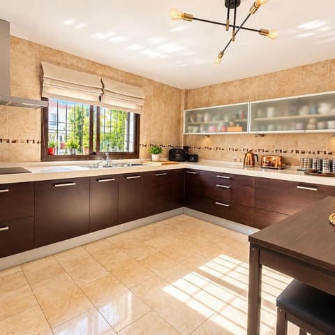 Casa de 4 habitaciones en Estepona en venta con garaje - 850.000 € (Ref: 10153409)