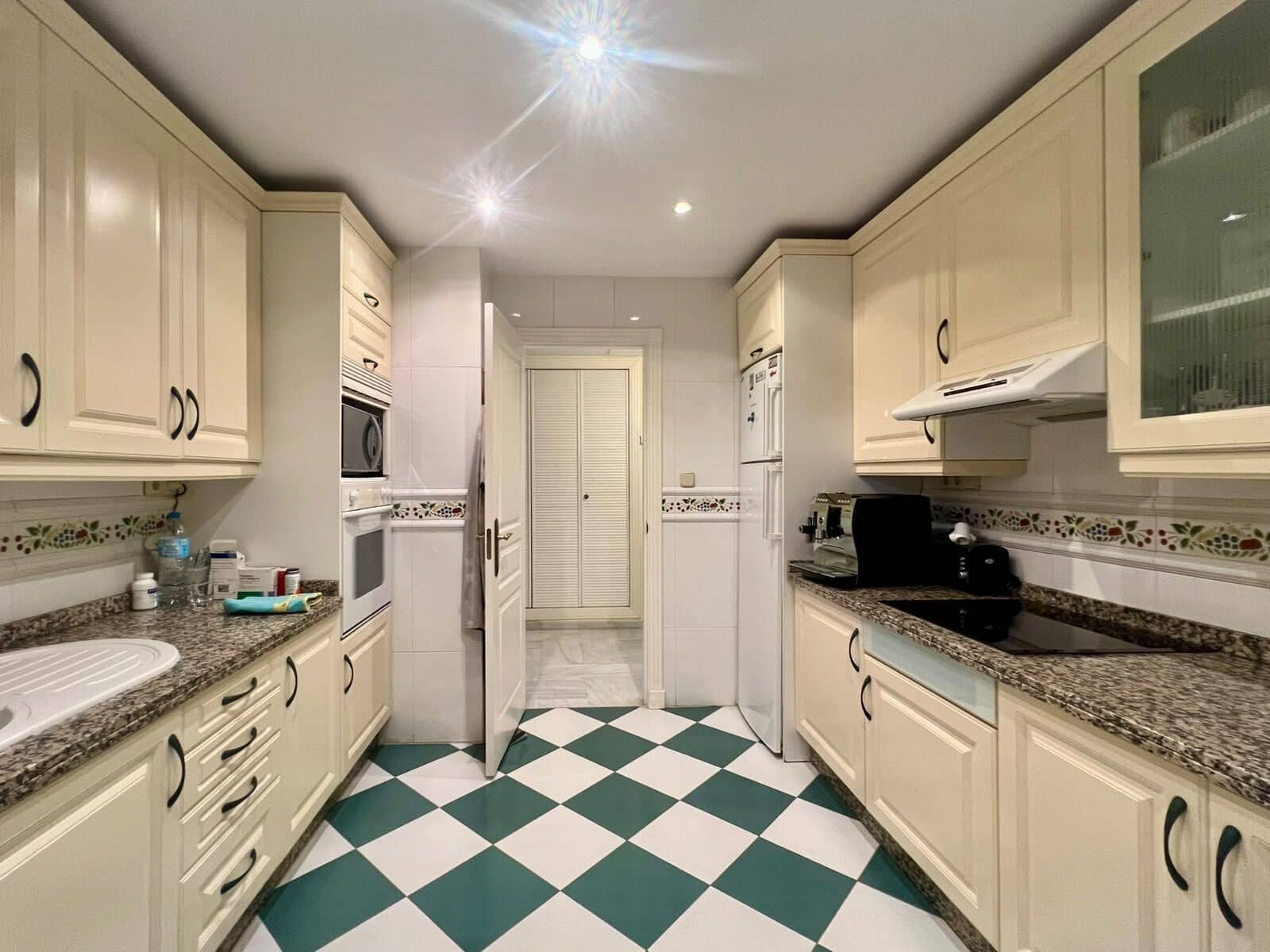 2 bedroom Apartment for sale in Marbella with pool garage - € 875,000 (Ref: 10153416)
