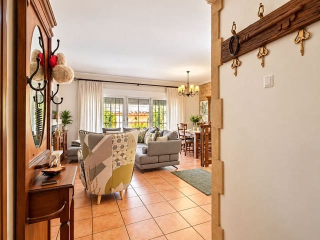 Casa de 4 habitaciones en Estepona en venta con garaje - 600.000 € (Ref: 10153417)