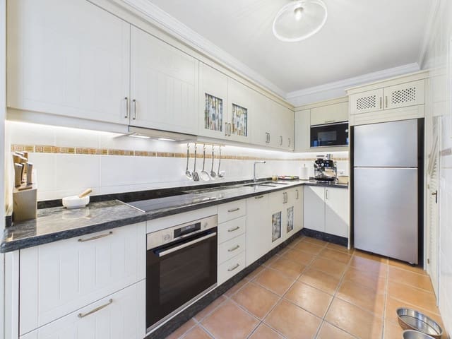 3 soveværelse Byhus til salg i Estepona med garage - € 825.000 (Ref: 10153433)