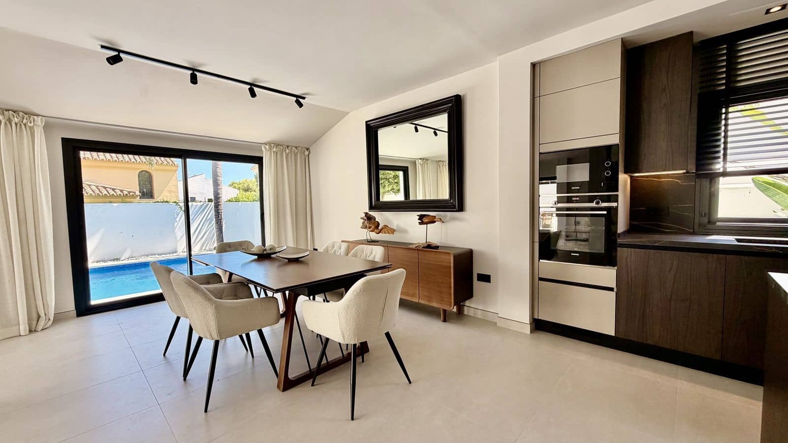5 soveværelse Villa til salg i Nueva Andalucia med swimmingpool garage - € 2.200.000 (Ref: 10153434)