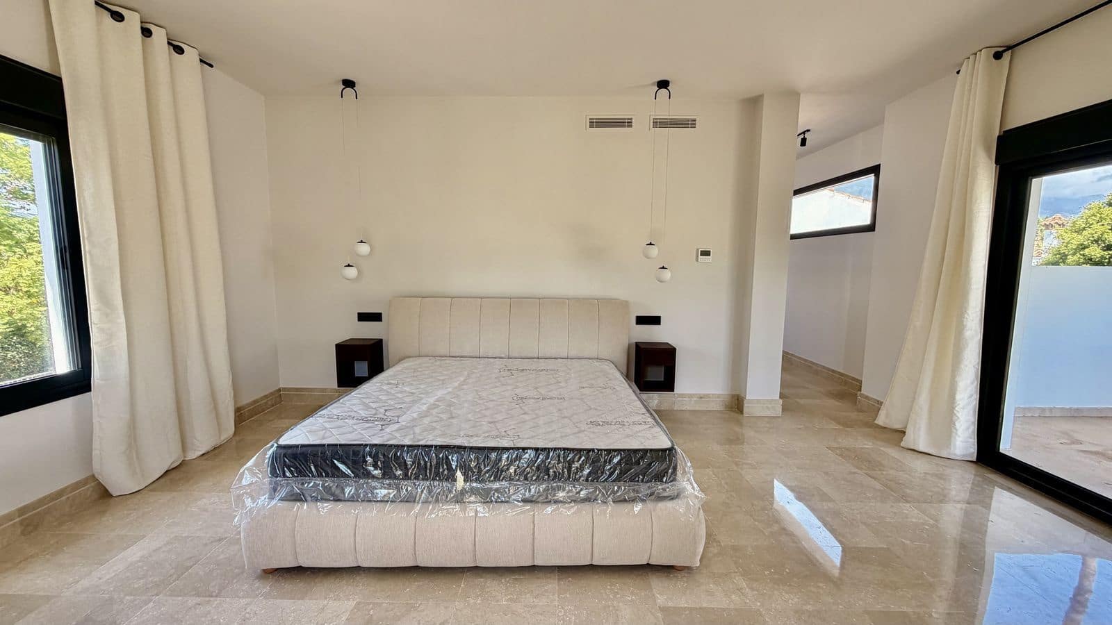 5 soveværelse Villa til salg i Nueva Andalucia med swimmingpool garage - € 2.200.000 (Ref: 10153434)