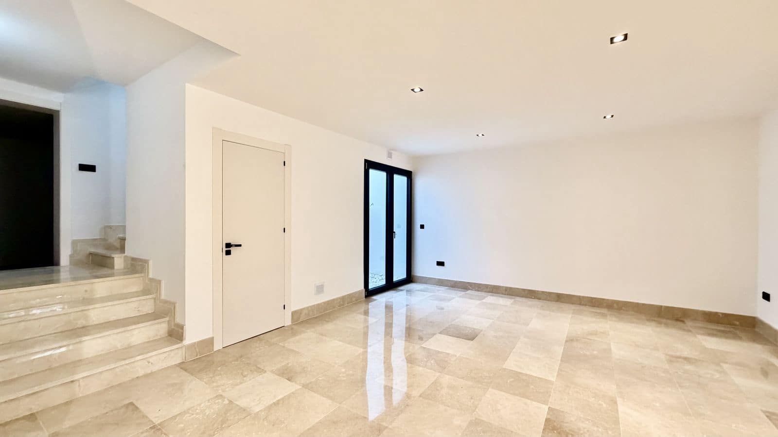 5 soveværelse Villa til salg i Nueva Andalucia med swimmingpool garage - € 2.200.000 (Ref: 10153434)