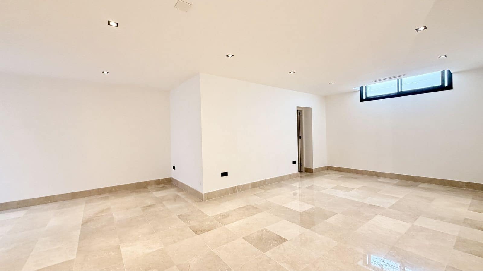 5 soveværelse Villa til salg i Nueva Andalucia med swimmingpool garage - € 2.200.000 (Ref: 10153434)