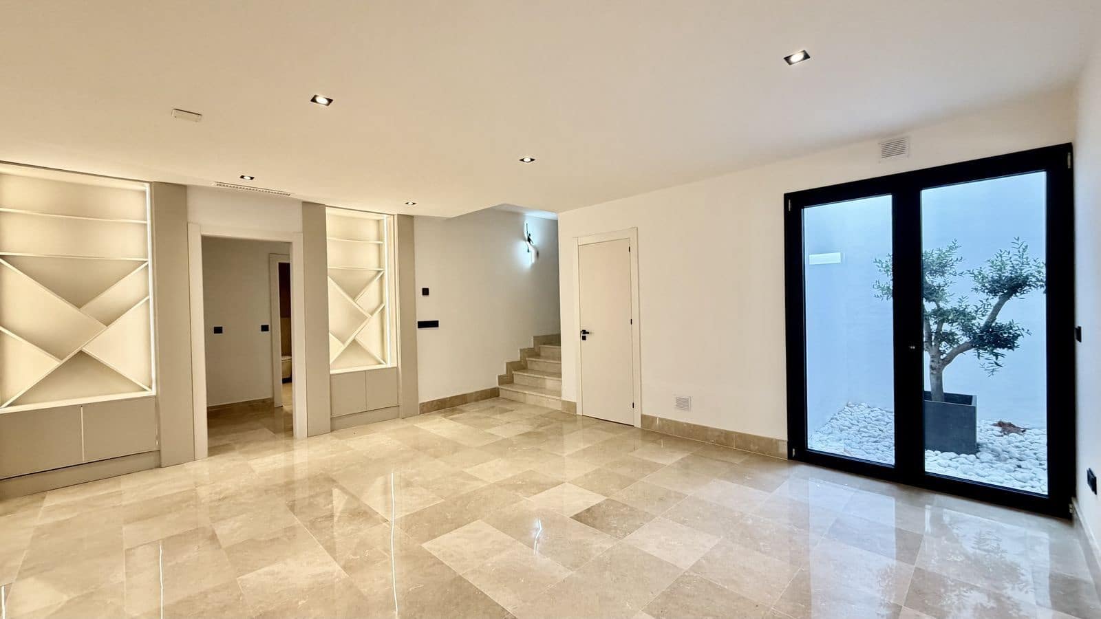 5 soveværelse Villa til salg i Nueva Andalucia med swimmingpool garage - € 2.200.000 (Ref: 10153434)