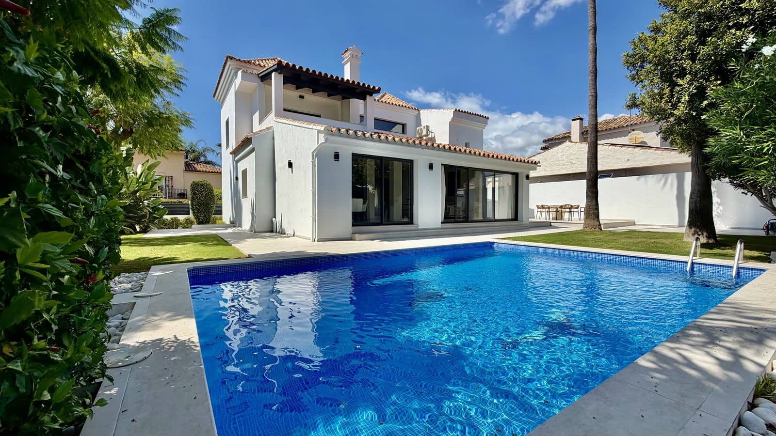 5 soveværelse Villa til salg i Nueva Andalucia med swimmingpool garage - € 2.200.000 (Ref: 10153434)