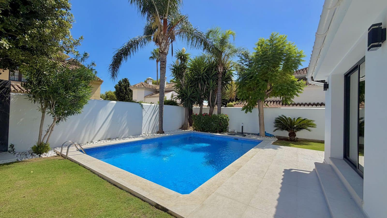 5 soveværelse Villa til salg i Nueva Andalucia med swimmingpool garage - € 2.200.000 (Ref: 10153434)