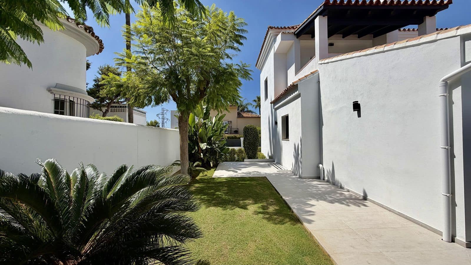 5 soveværelse Villa til salg i Nueva Andalucia med swimmingpool garage - € 2.200.000 (Ref: 10153434)