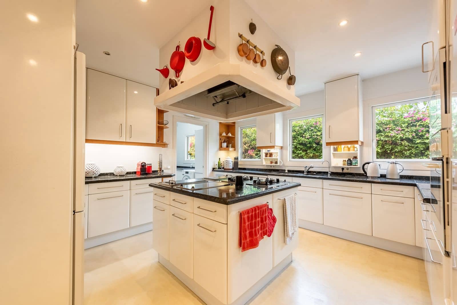 4 bedroom Villa for sale in El Paraiso with pool garage - € 1,735,000 (Ref: 10153464)