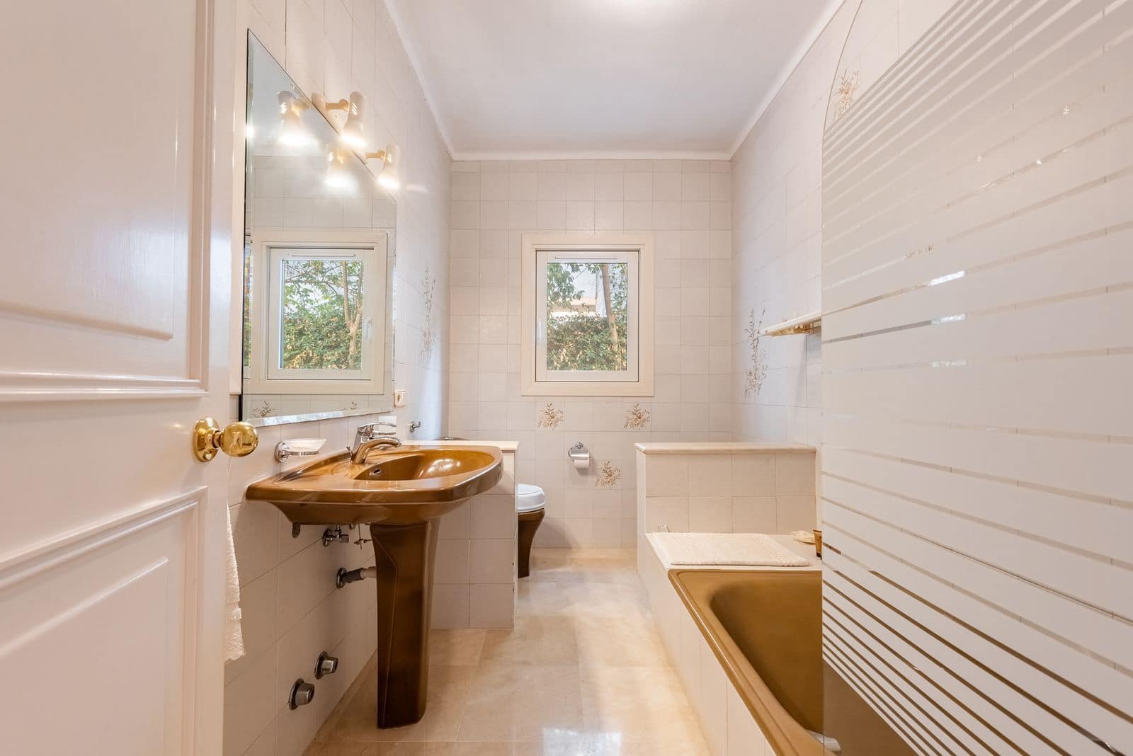 4 bedroom Villa for sale in El Paraiso with pool garage - € 1,735,000 (Ref: 10153464)