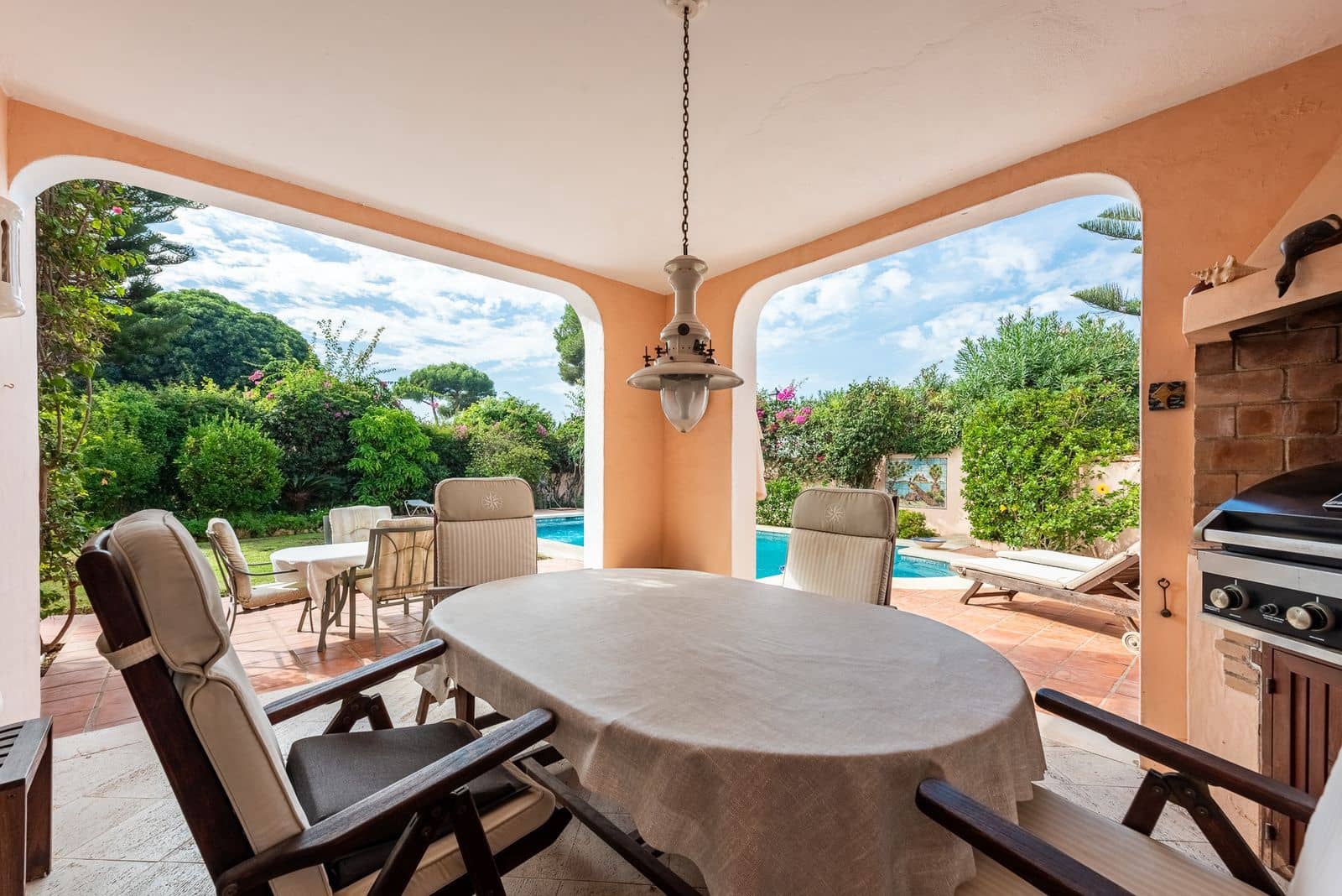 4 bedroom Villa for sale in El Paraiso with pool garage - € 1,735,000 (Ref: 10153464)