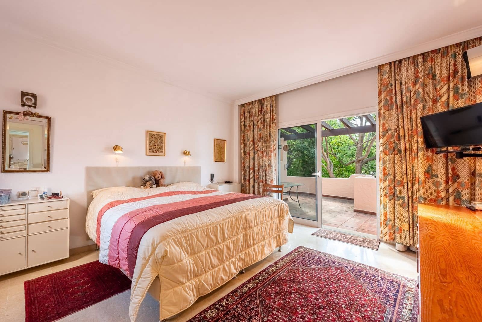 4 bedroom Villa for sale in El Paraiso with pool garage - € 1,735,000 (Ref: 10153464)
