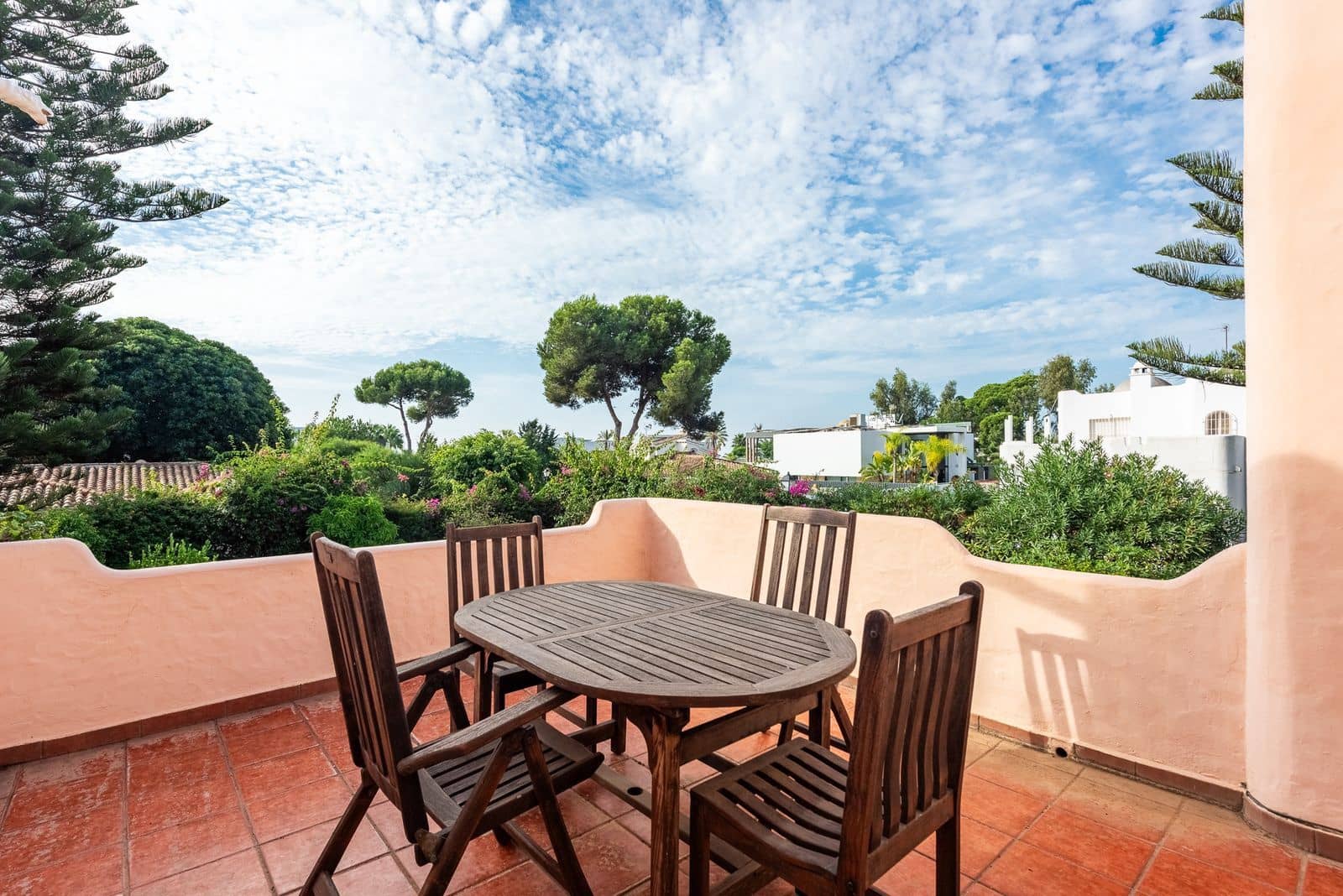 4 bedroom Villa for sale in El Paraiso with pool garage - € 1,735,000 (Ref: 10153464)