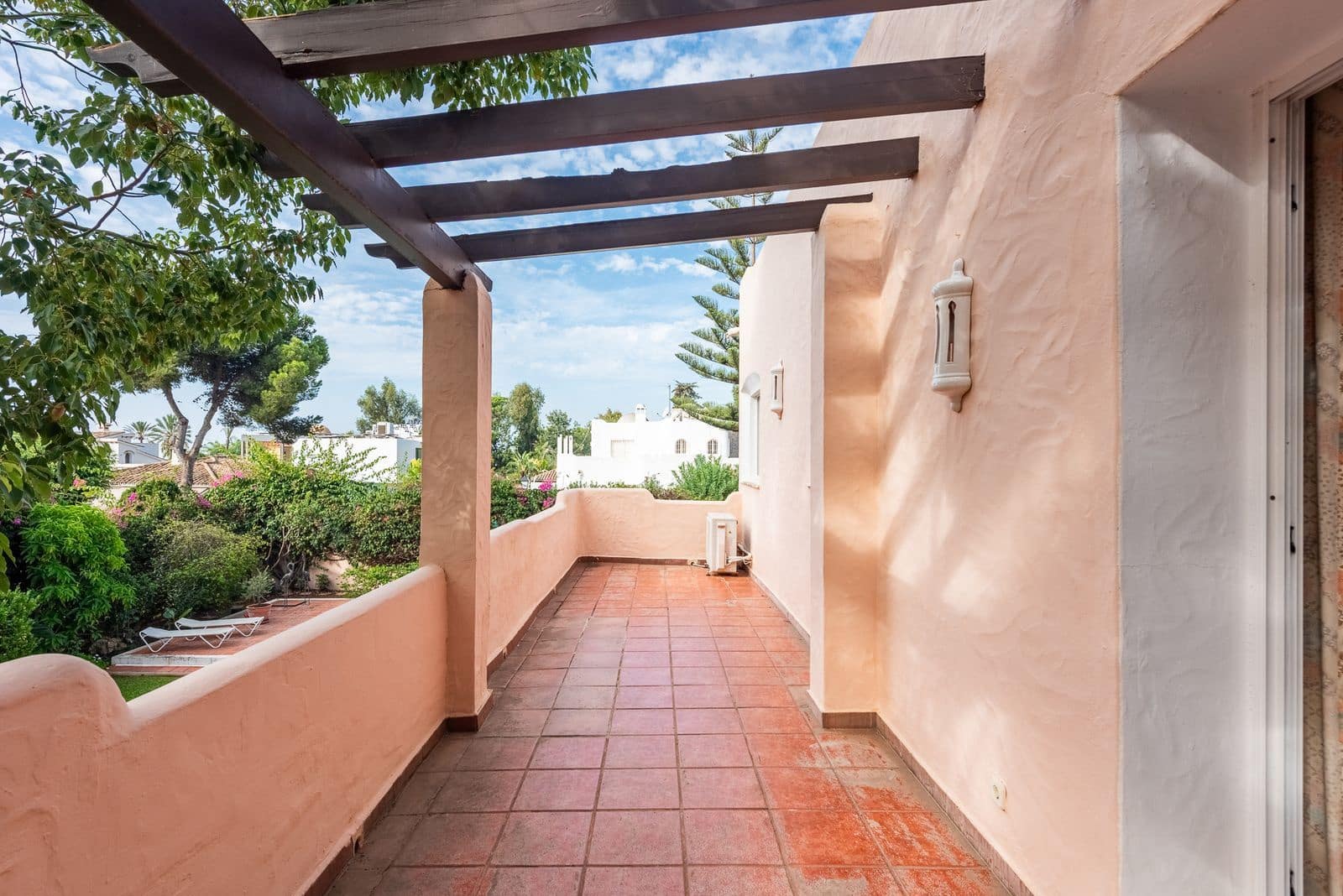 4 bedroom Villa for sale in El Paraiso with pool garage - € 1,735,000 (Ref: 10153464)