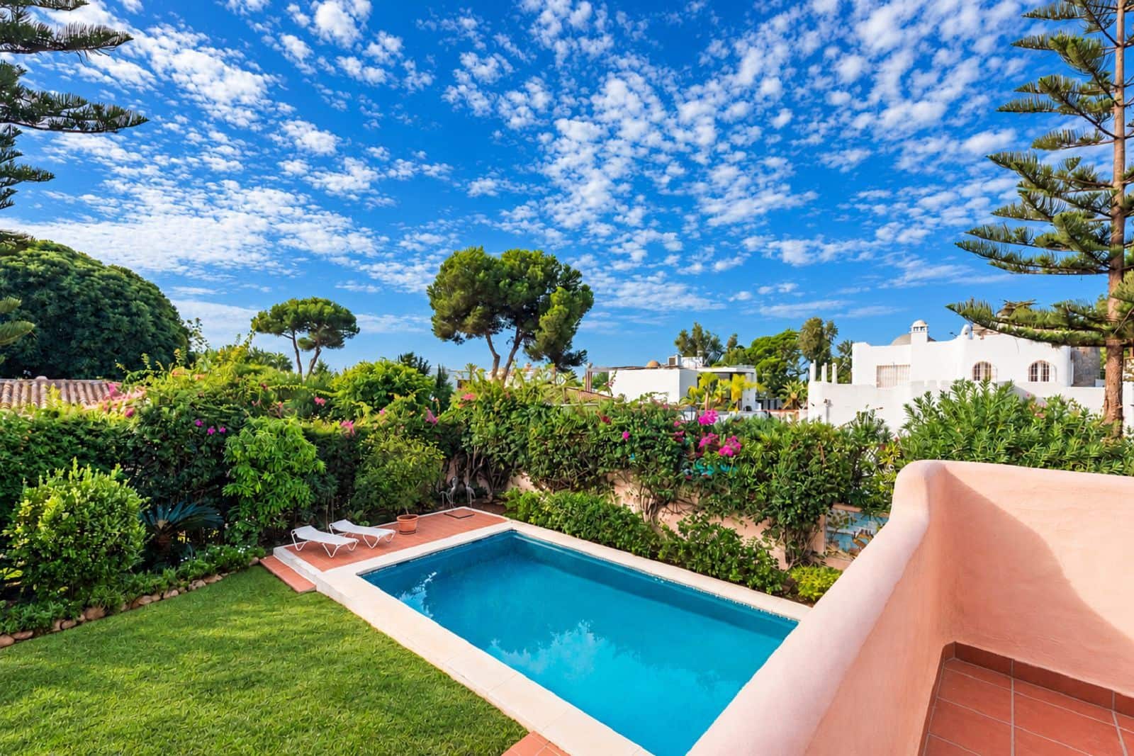 4 bedroom Villa for sale in El Paraiso with pool garage - € 1,735,000 (Ref: 10153464)