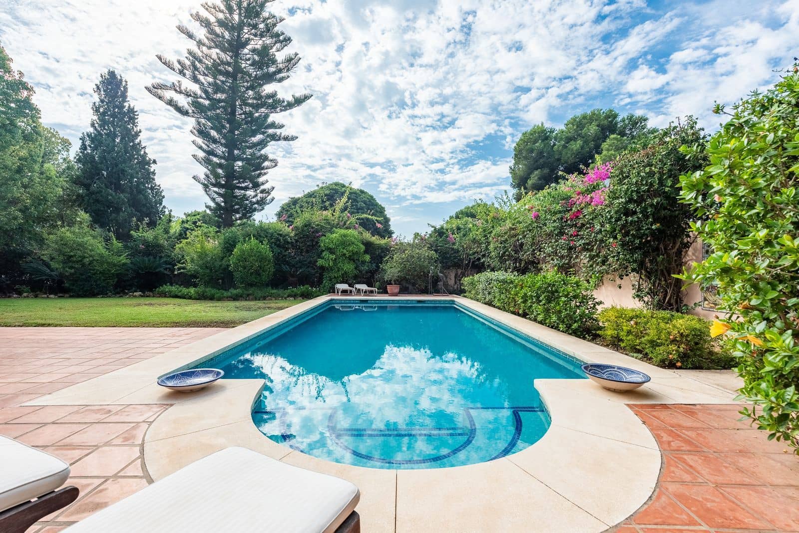 4 bedroom Villa for sale in El Paraiso with pool garage - € 1,735,000 (Ref: 10153464)