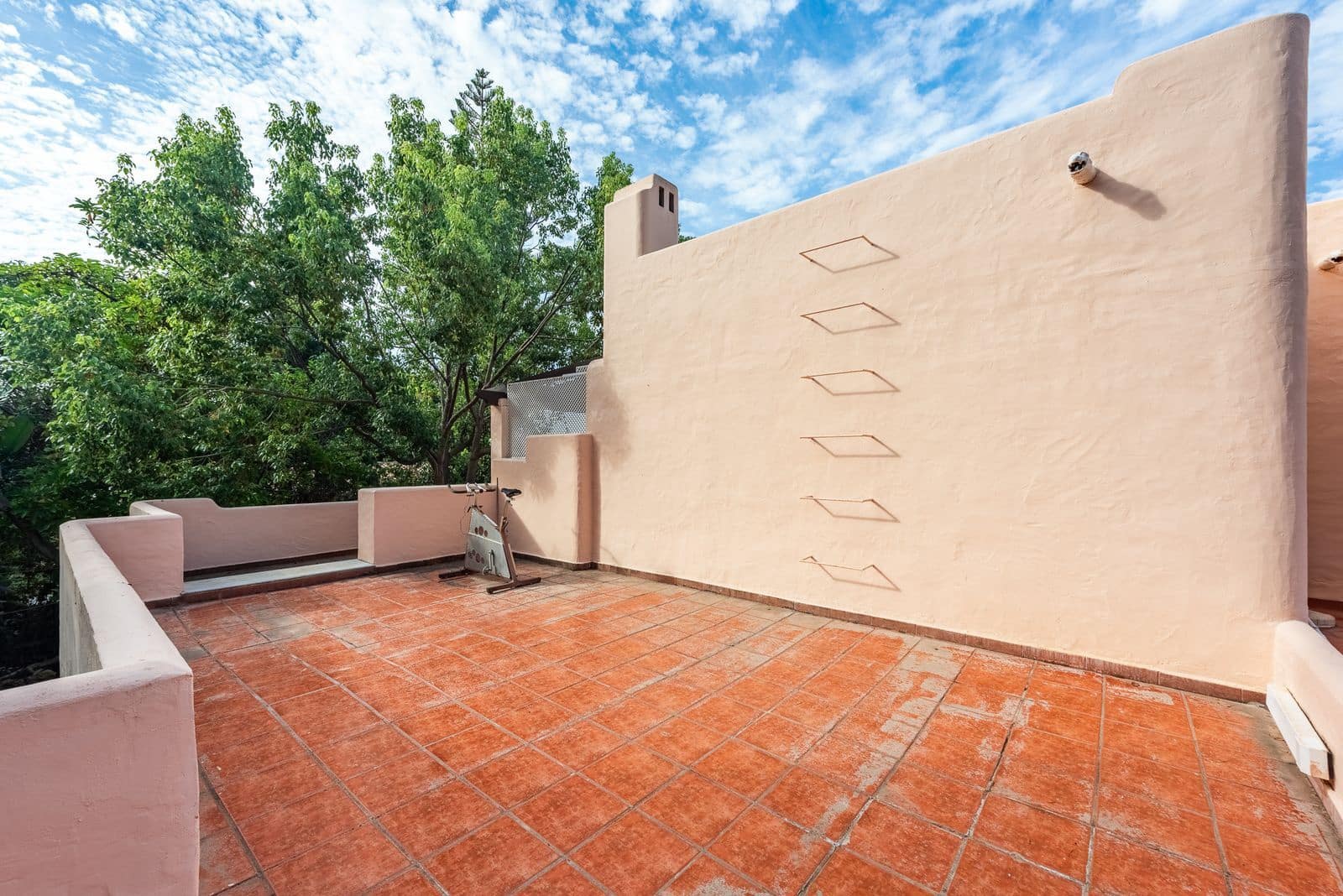 4 bedroom Villa for sale in El Paraiso with pool garage - € 1,735,000 (Ref: 10153464)