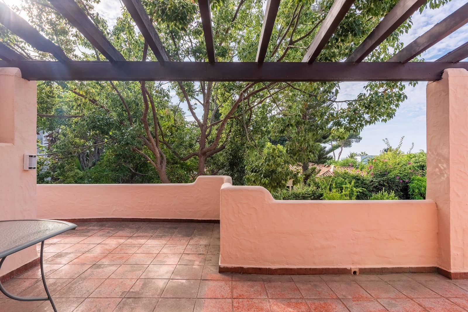 4 bedroom Villa for sale in El Paraiso with pool garage - € 1,735,000 (Ref: 10153464)