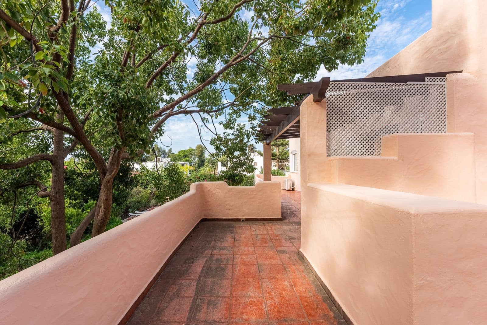 4 bedroom Villa for sale in El Paraiso with pool garage - € 1,735,000 (Ref: 10153464)