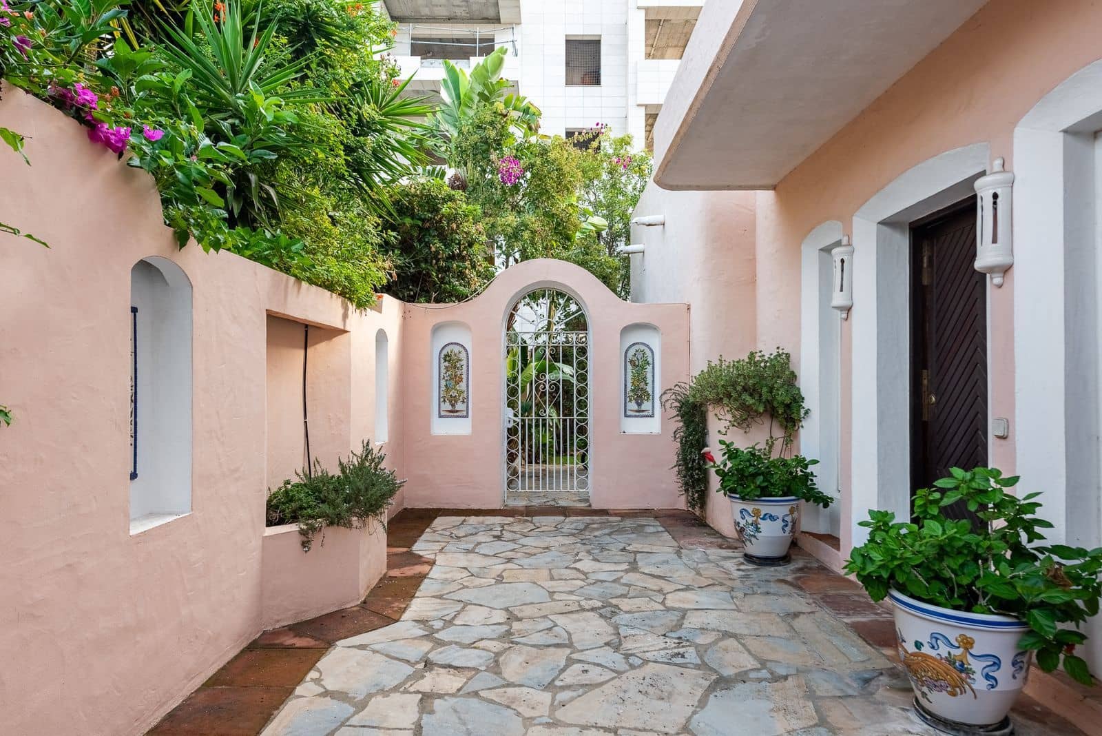 4 bedroom Villa for sale in El Paraiso with pool garage - € 1,735,000 (Ref: 10153464)