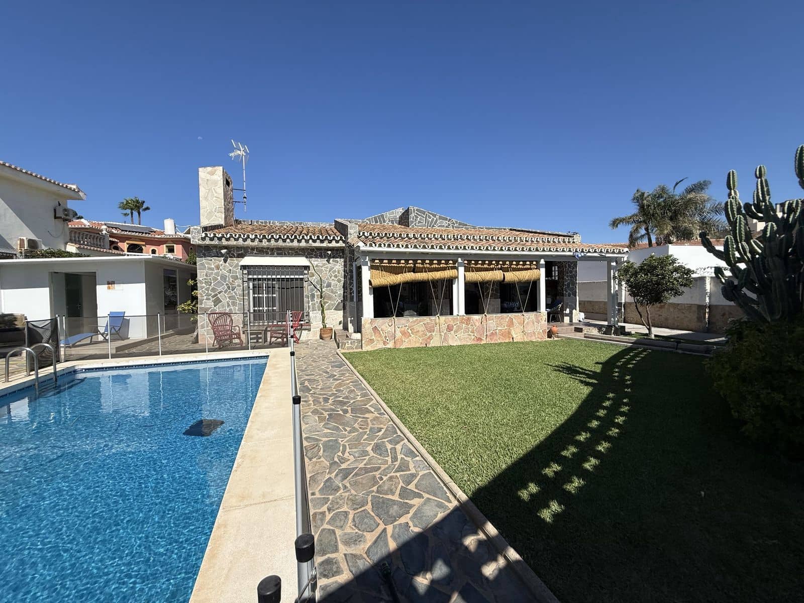 3 soverom Villa til salgs i Torremolinos med svømmebasseng garasje - € 1 499 000 (Ref: 10153479)