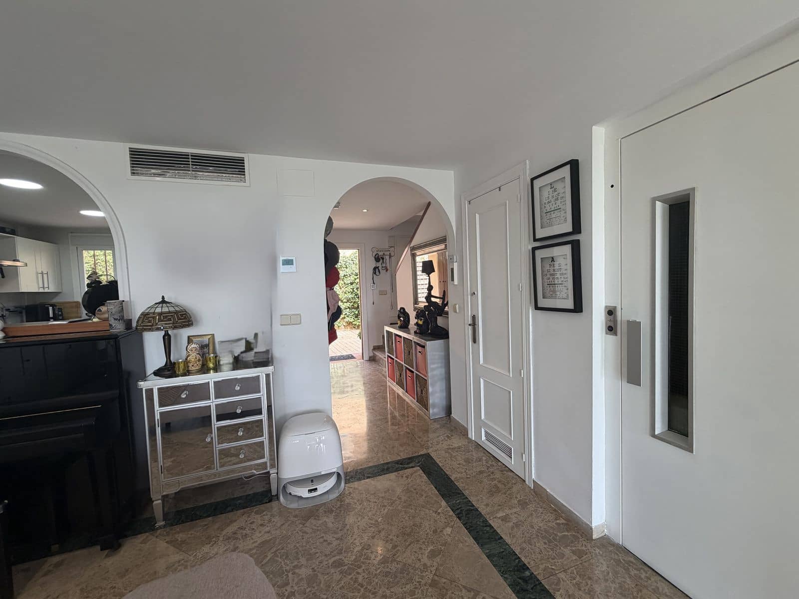 3 makuuhuone Omakotitalo myytävänä paikassa Estepona mukana uima-altaan 
autotalli - 595 000 € (Ref: 10153482)