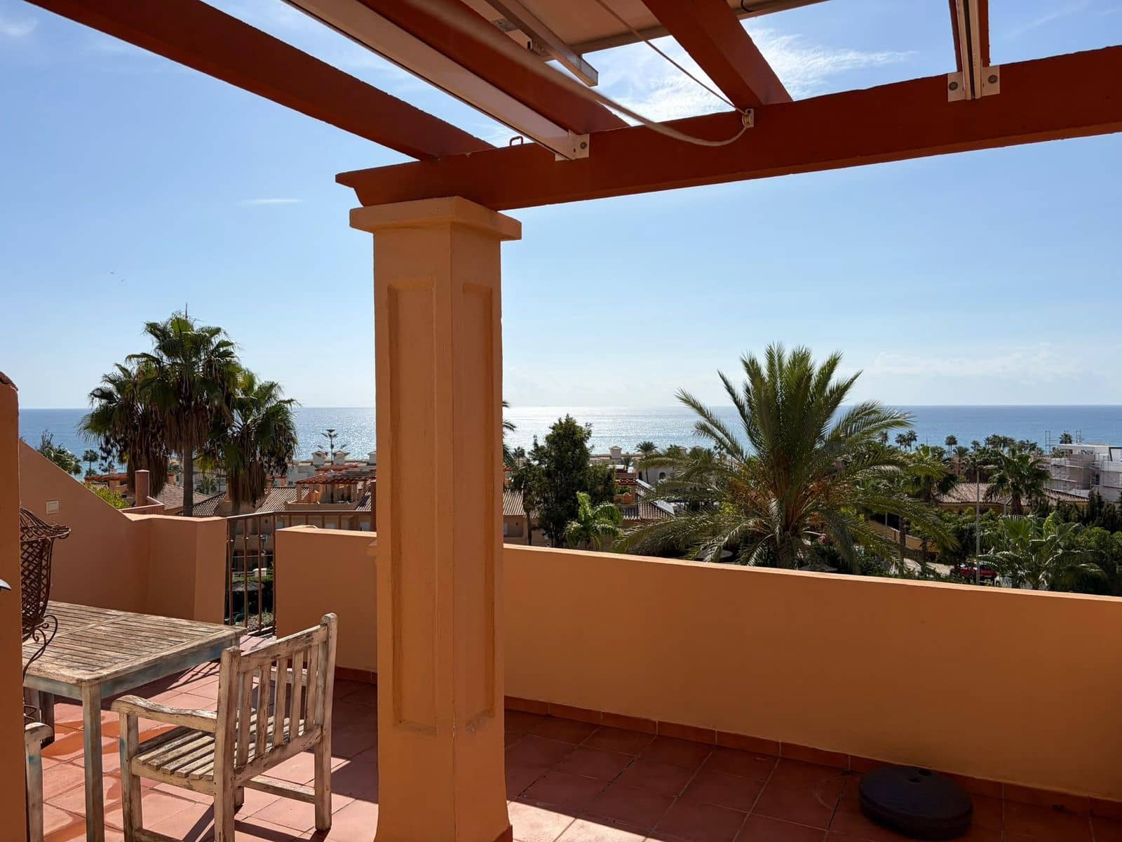 3 makuuhuone Omakotitalo myytävänä paikassa Estepona mukana uima-altaan 
autotalli - 595 000 € (Ref: 10153482)