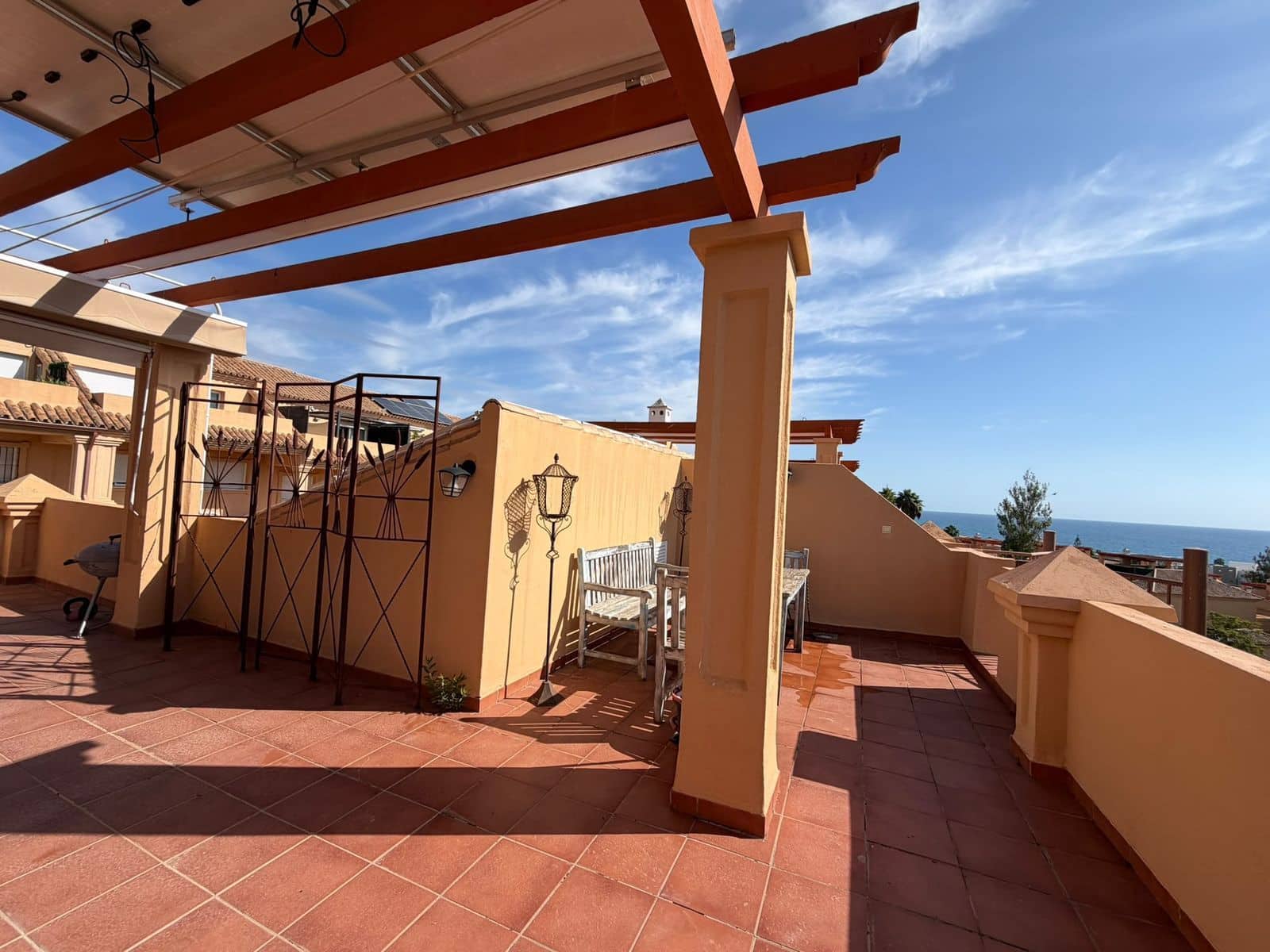 3 makuuhuone Omakotitalo myytävänä paikassa Estepona mukana uima-altaan 
autotalli - 595 000 € (Ref: 10153482)