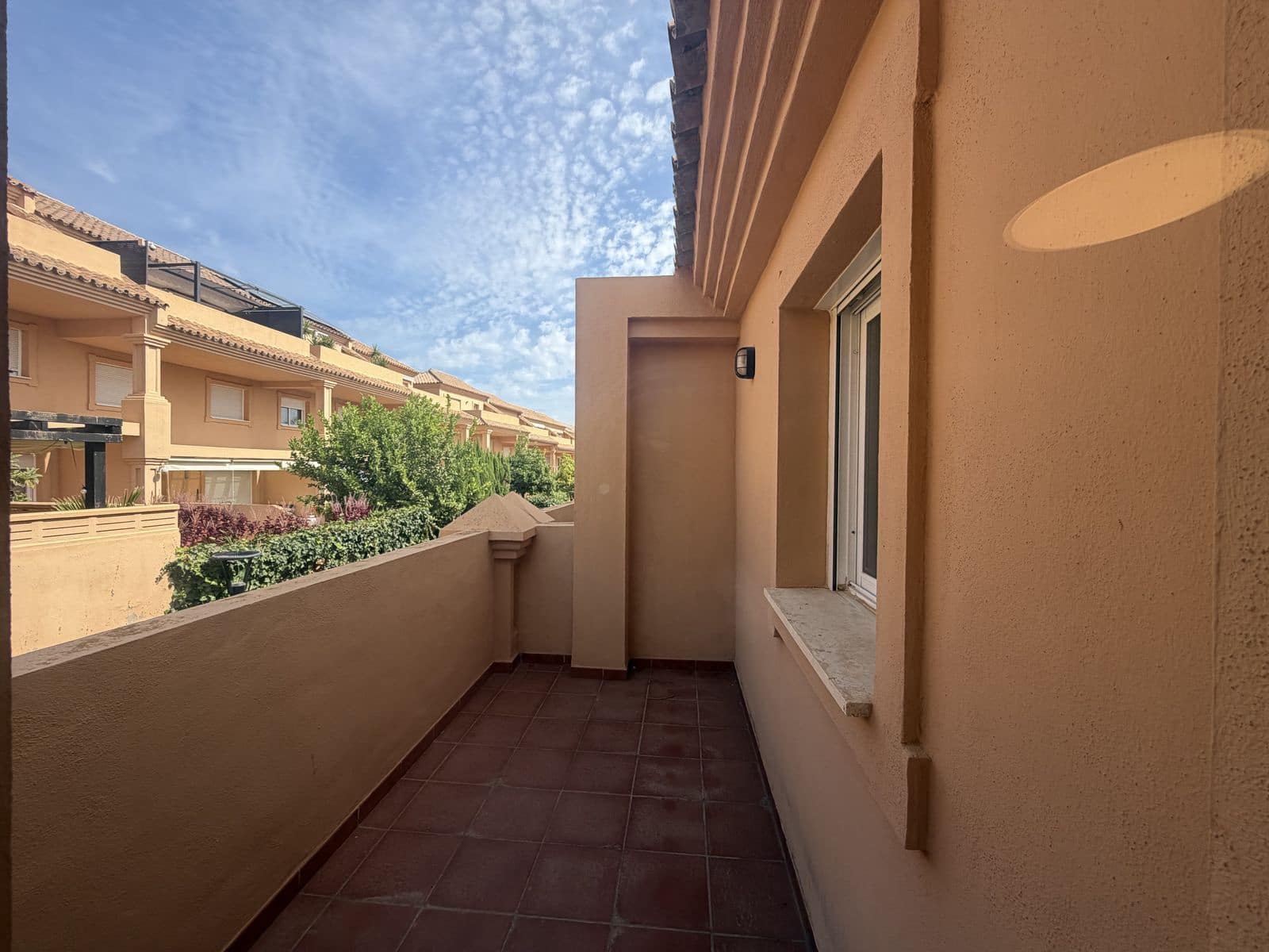 3 makuuhuone Omakotitalo myytävänä paikassa Estepona mukana uima-altaan 
autotalli - 595 000 € (Ref: 10153482)