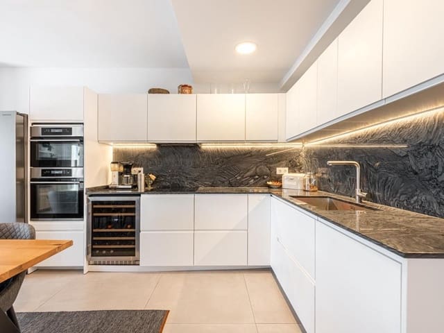 3 chambre Appartement à vendre à Nueva Andalucia, Marbella avec piscine garage - 649 000 € (Ref: 10153484)
