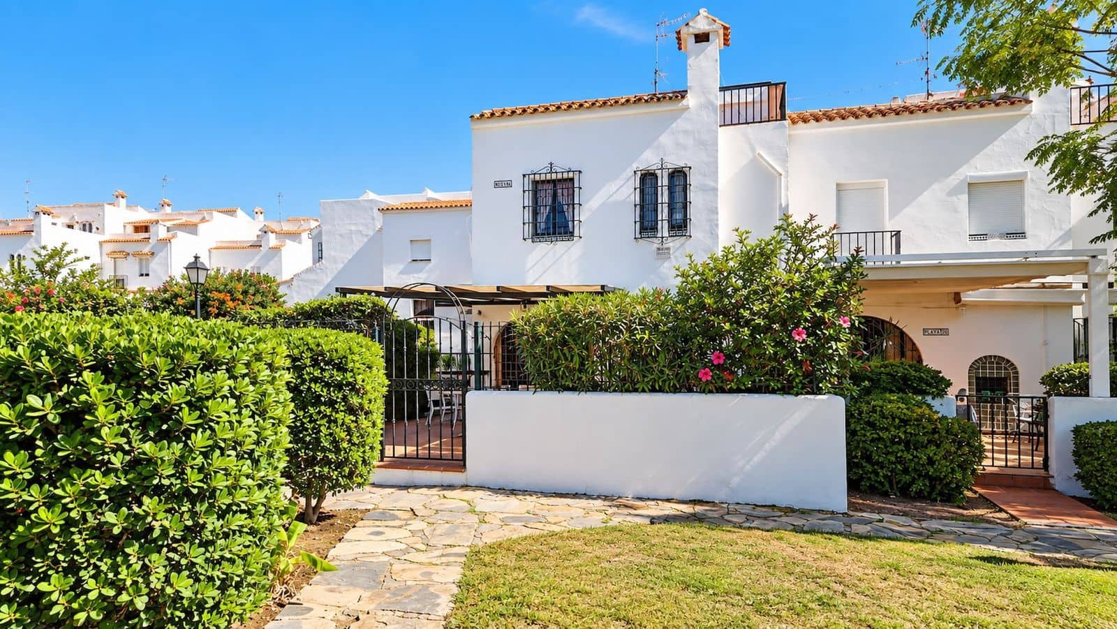 3 quarto Casa em Banda para venda em Bahia de Casares com piscina - 450 000 € (Ref: 10153490)