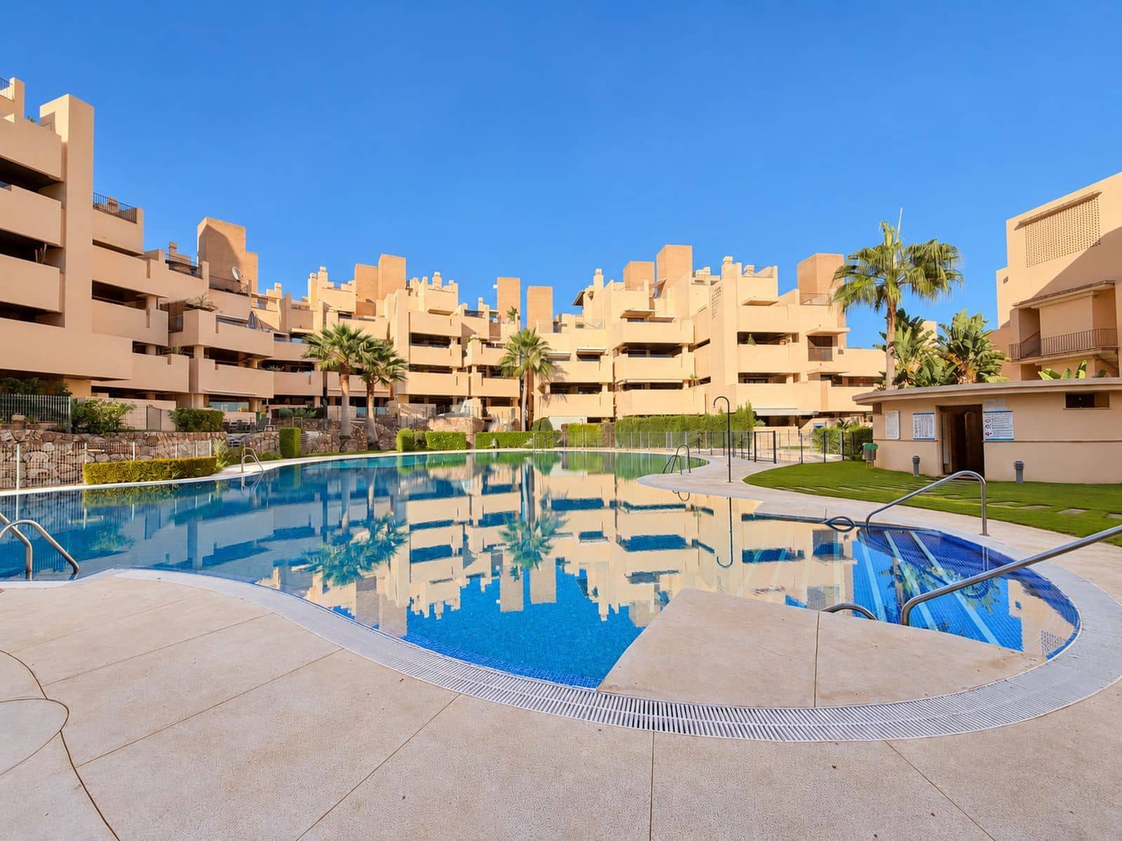 2 slaapkamer Appartement te koop in Estepona met zwembad garage - € 620.000 (Ref: 10153500)