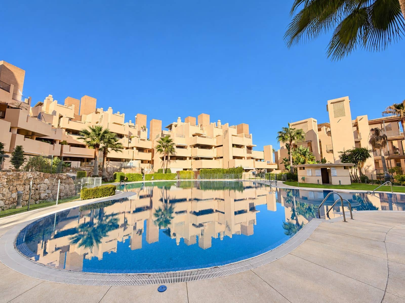 2 slaapkamer Appartement te koop in Estepona met zwembad garage - € 620.000 (Ref: 10153500)