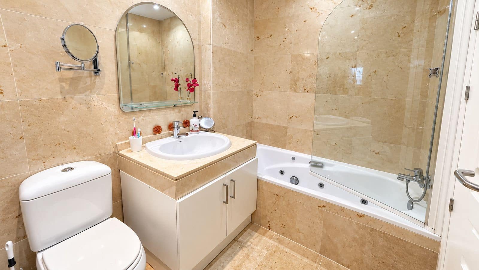 2 sypialnia Apartament na sprzedaż w La Duquesa / Puerto de la Duquesa z basenem garażem - 299 950 € (Ref: 10153502)
