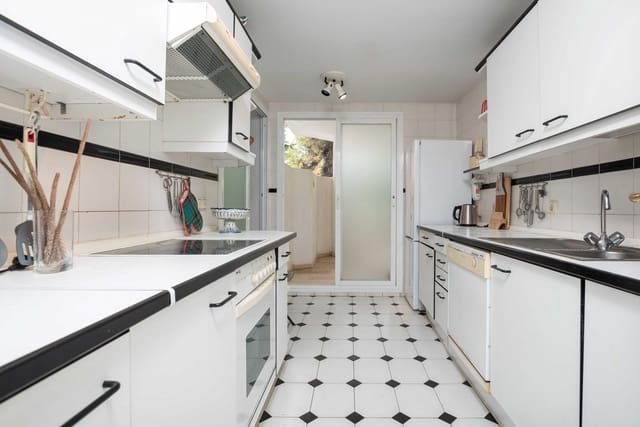 3 sypialnia Apartament na sprzedaż w Río Real, Marbella z basenem garażem - 675 000 € (Ref: 10153517)