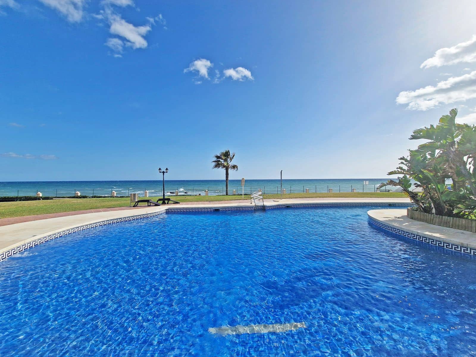 2 bedroom Apartment for sale in Calahonda with pool - € 649,000 (Ref: 10153534)