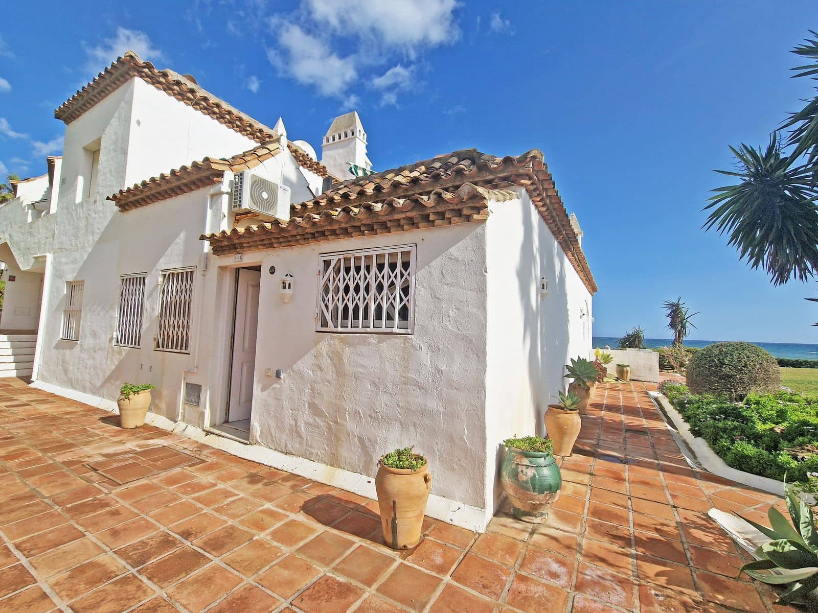 2 bedroom Apartment for sale in Calahonda with pool - € 649,000 (Ref: 10153534)