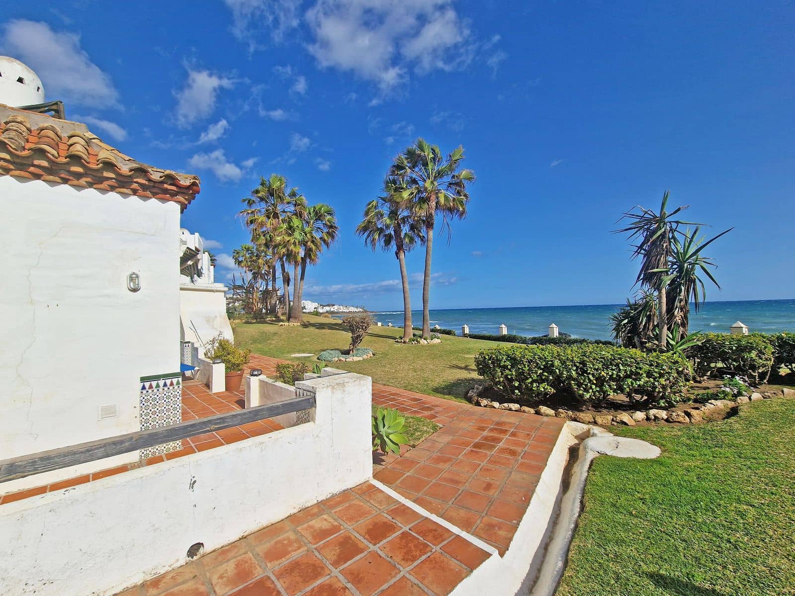 2 bedroom Apartment for sale in Calahonda with pool - € 649,000 (Ref: 10153534)