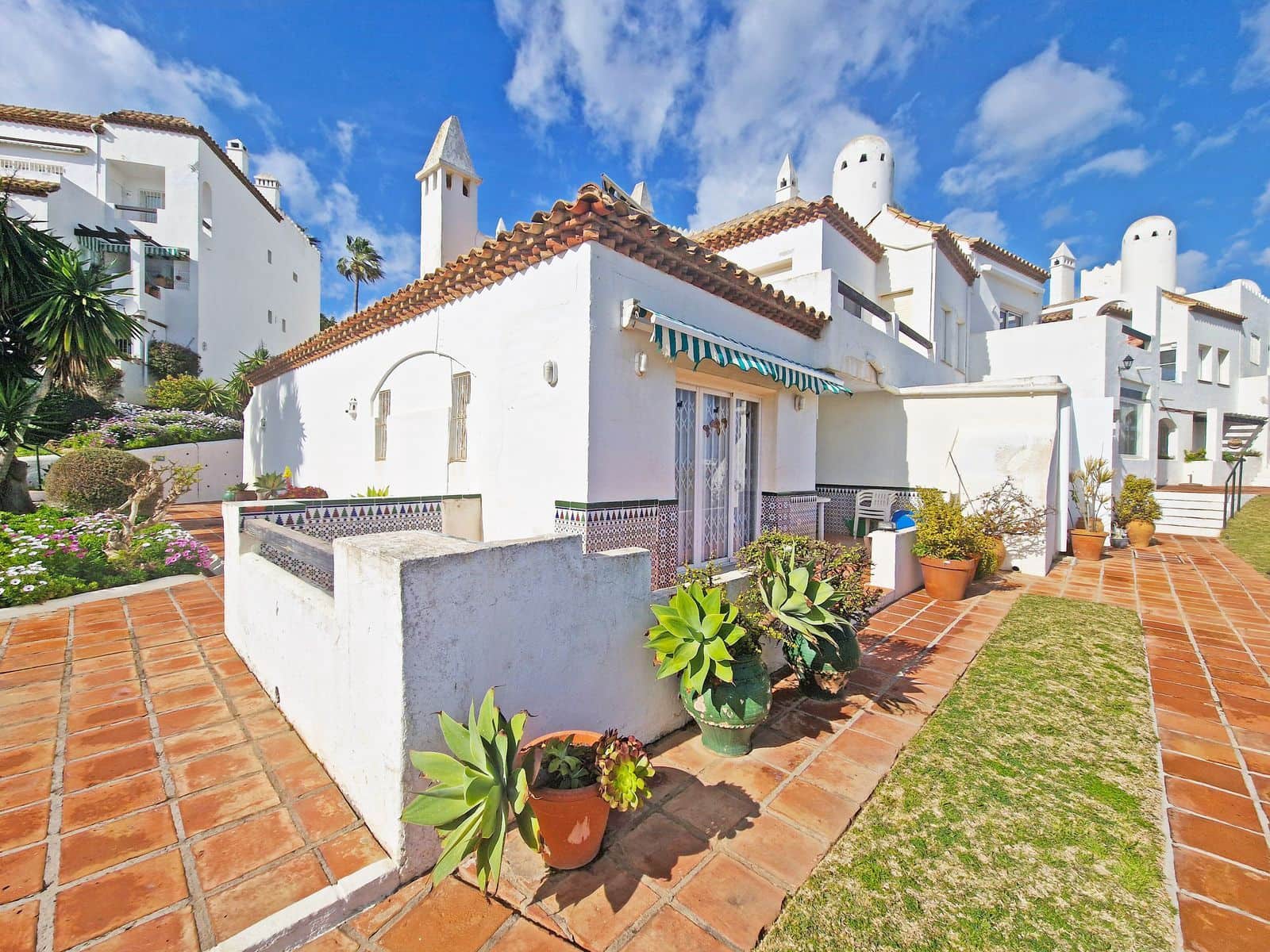 2 bedroom Apartment for sale in Calahonda with pool - € 649,000 (Ref: 10153534)