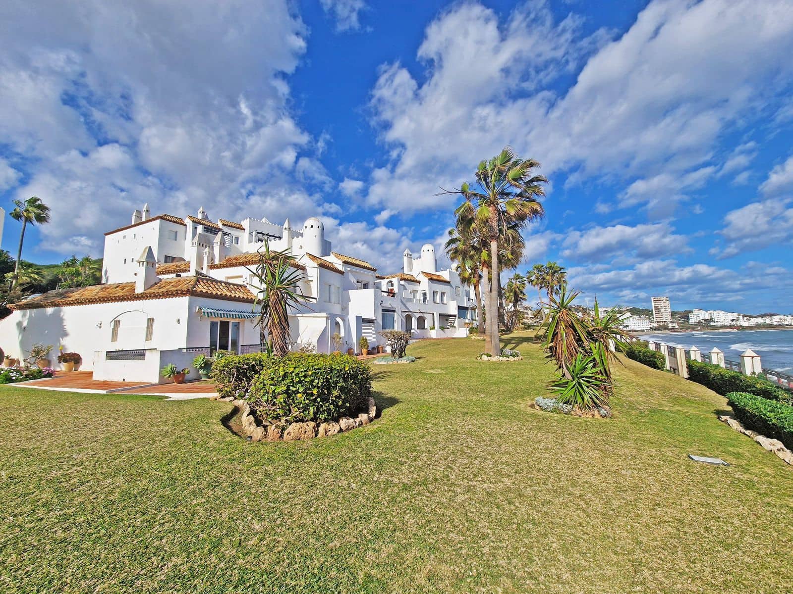 2 bedroom Apartment for sale in Calahonda with pool - € 649,000 (Ref: 10153534)