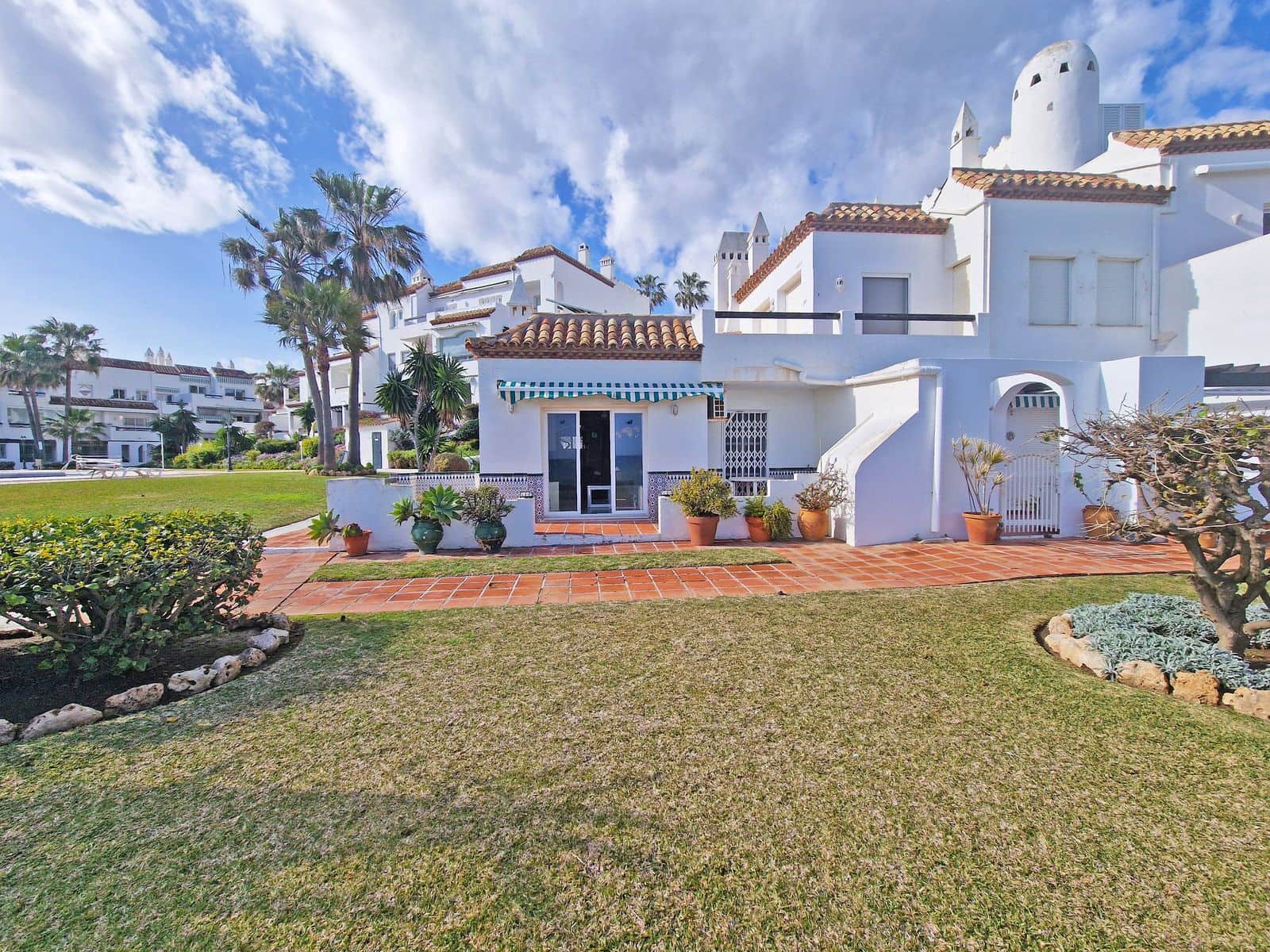 2 bedroom Apartment for sale in Calahonda with pool - € 649,000 (Ref: 10153534)