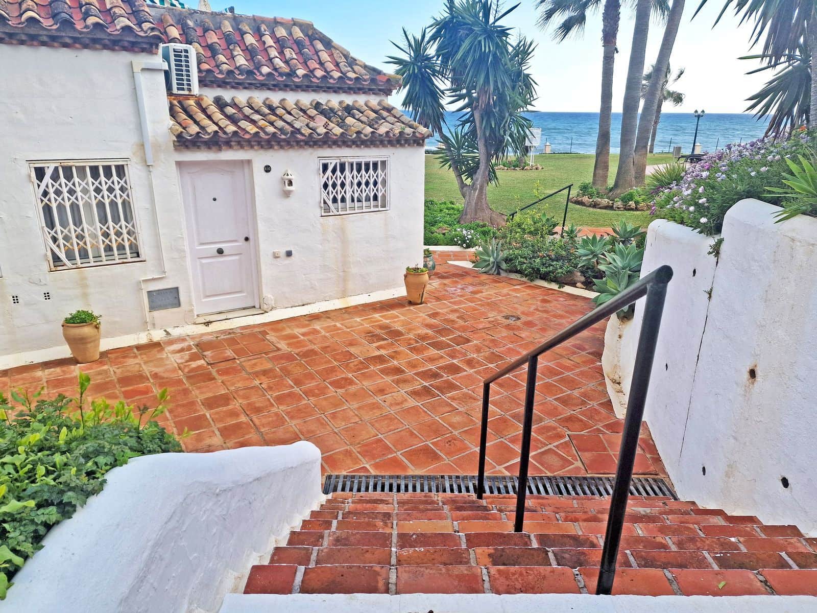 2 bedroom Apartment for sale in Calahonda with pool - € 649,000 (Ref: 10153534)