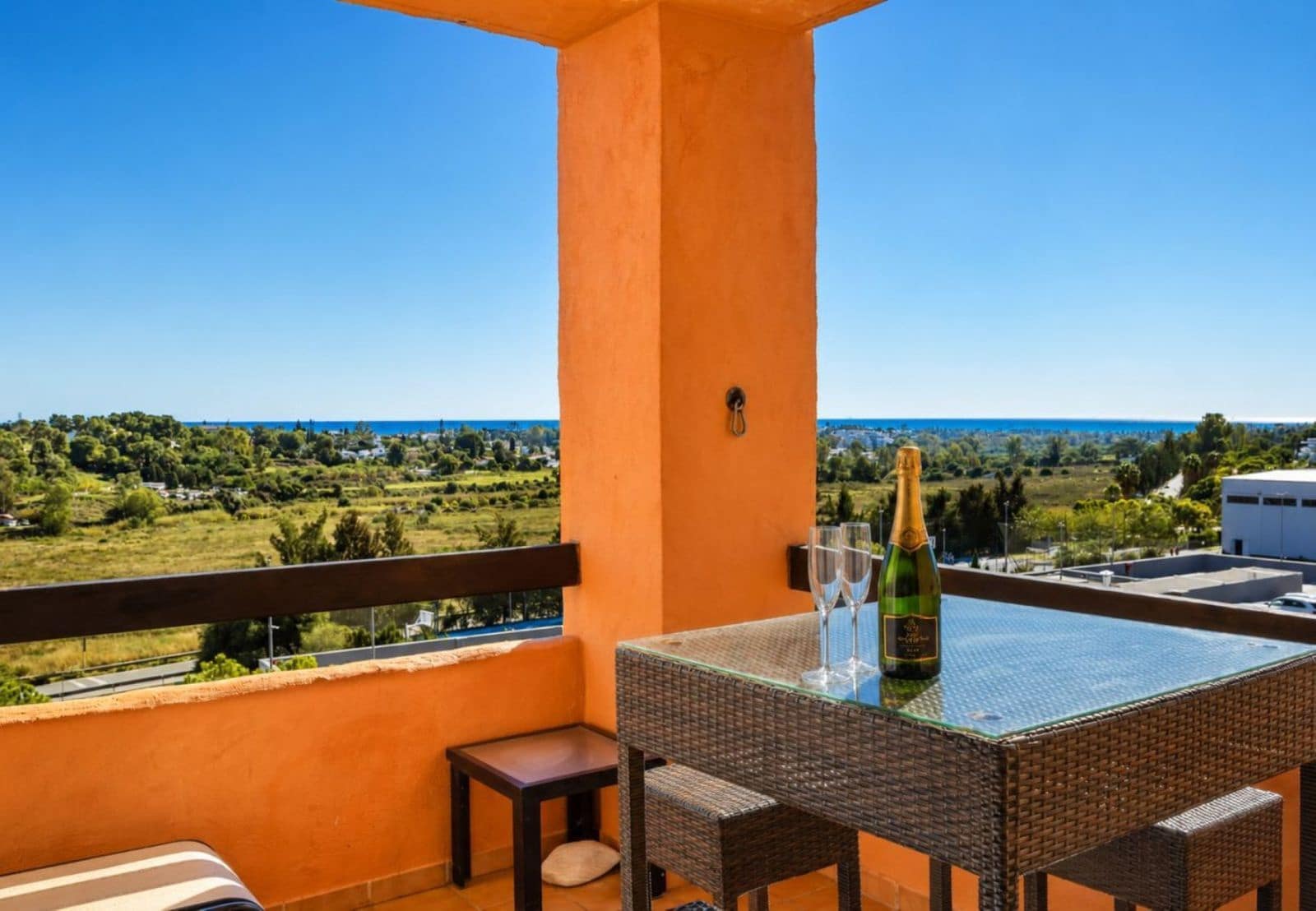 2 bedroom Apartment for sale in Benahavis with pool - € 480,000 (Ref: 10153553)