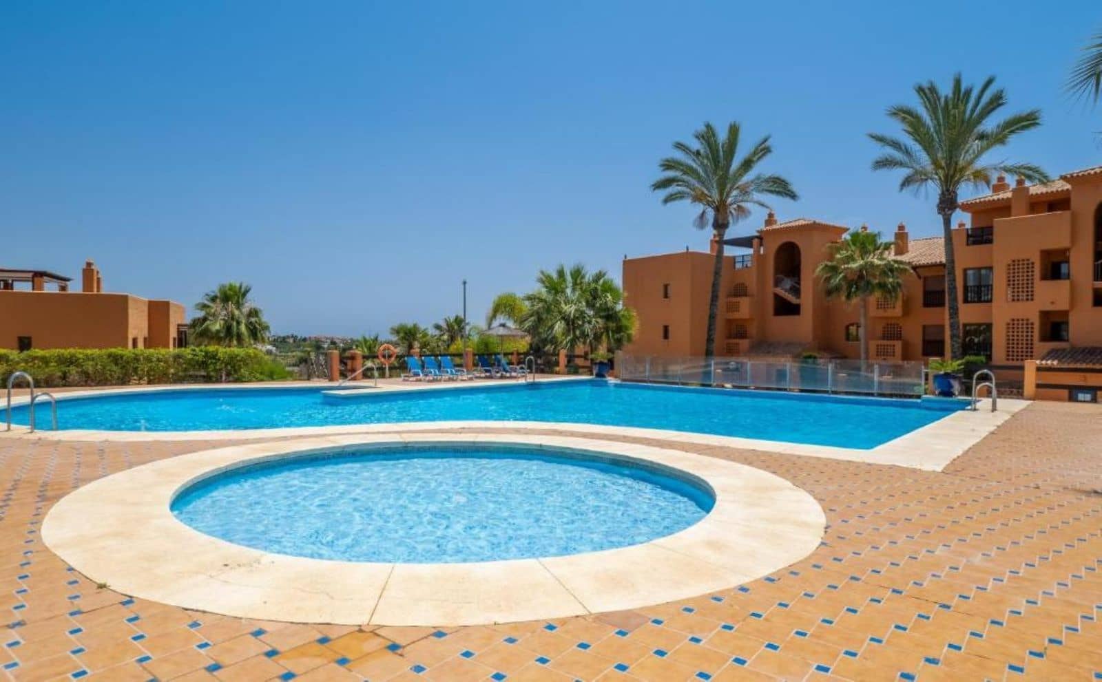 2 bedroom Apartment for sale in Benahavis with pool - € 480,000 (Ref: 10153553)