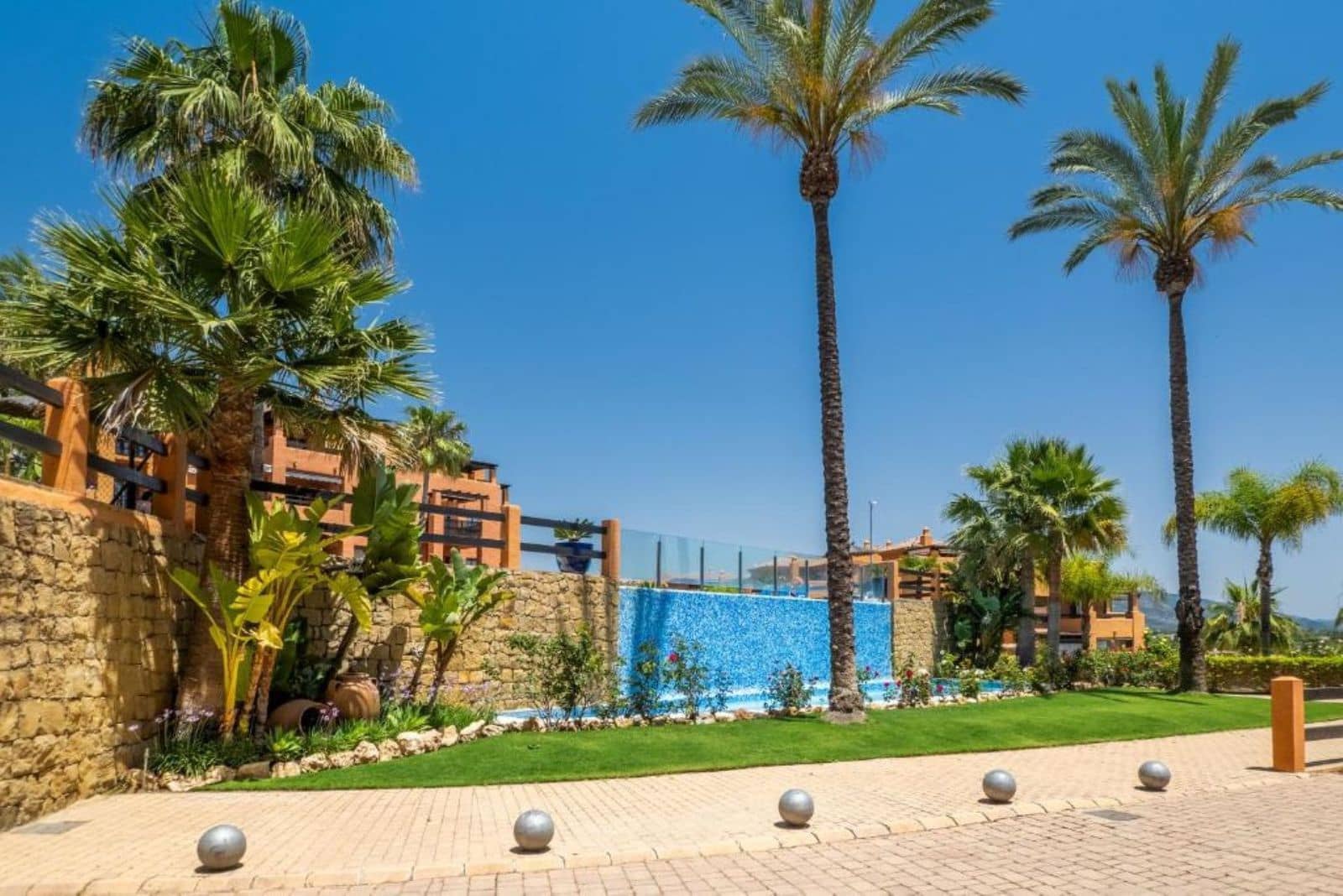 2 bedroom Apartment for sale in Benahavis with pool - € 480,000 (Ref: 10153553)